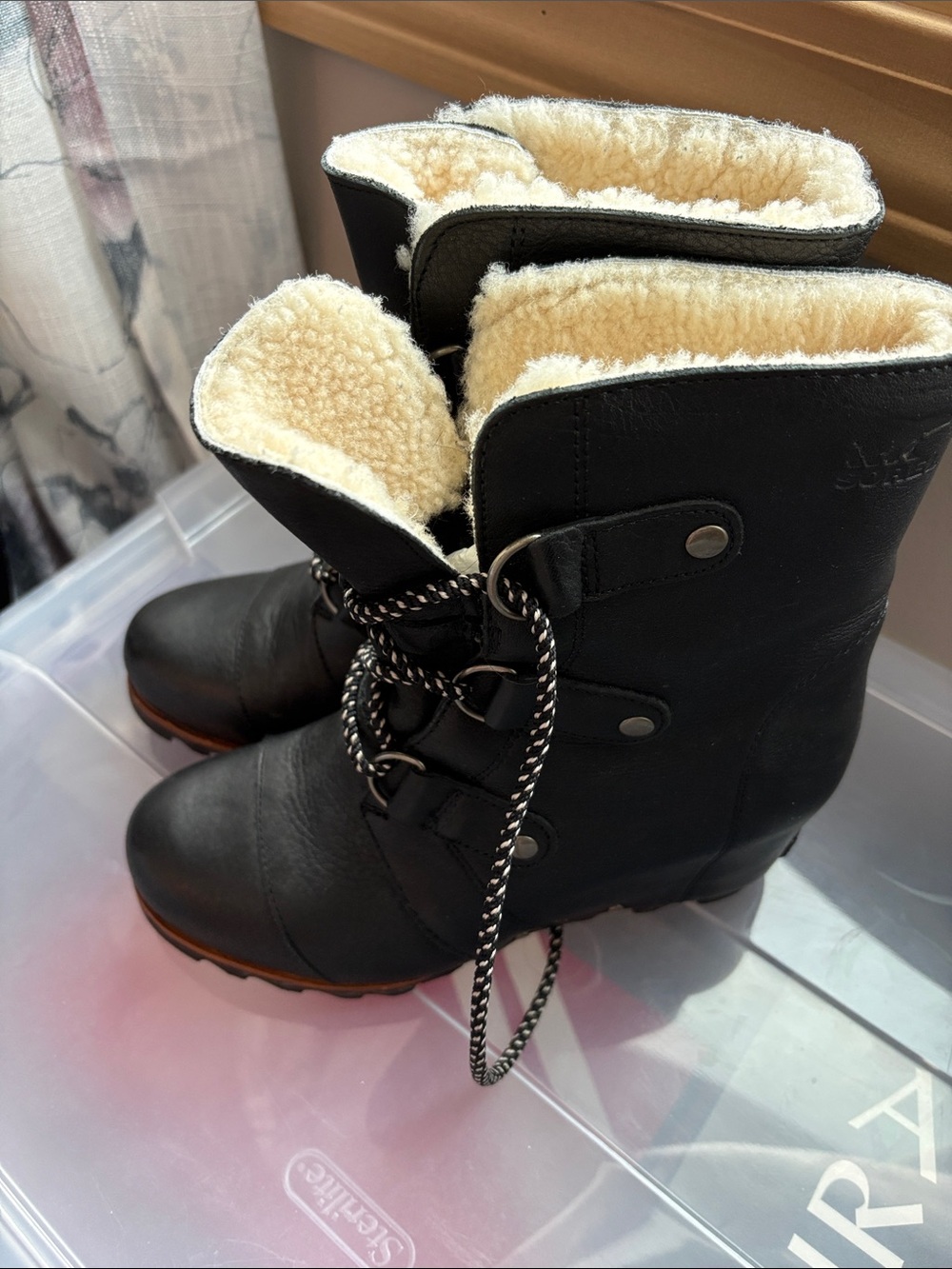 Sorel Women's Black Faux-Sherpa Lace-Up Winter Boots